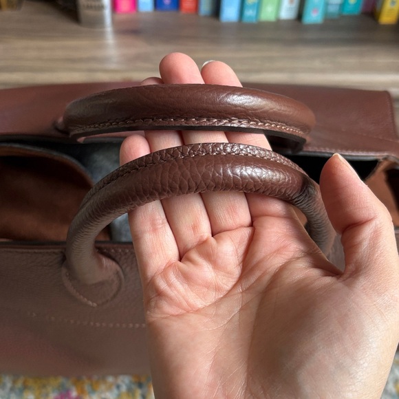 Elegant Brown Leather Handbag - Picture 2 of 12